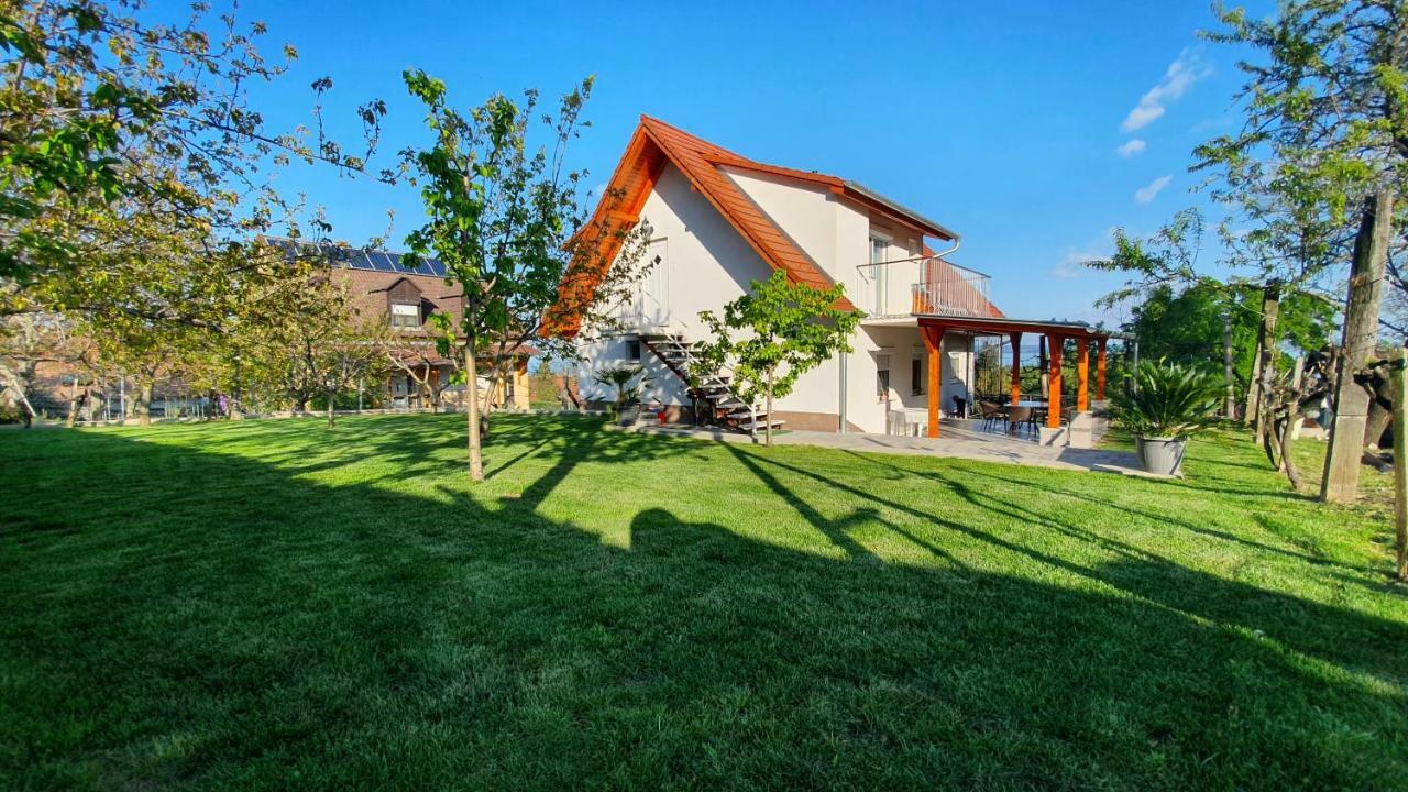 Mandula Apartmanok Бадачонтомай Екстериор снимка